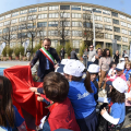 Il Sindaco scopre la targa con gli alunni presenti all'inaugurazione