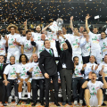 La consegna della coppa alla Montepaschi Siena