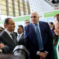 Il ministro della Difesa Guido Crosetto fra gli stand del Salone