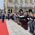 Il prefetto Ruberto passa in rassegna le truppe presenti alla Cerimonia dell'Alzabandiera