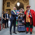Gianduja e Giacometta consegnano i pani della Carità al Sindaco