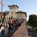 Fotografi schierati in attesa dello spettacolo al Monte dei Cappuccini