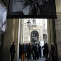 La presentazione della opere esposte sotto i portici della piazza