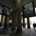 Autoritratto di Kalongo in piazza Palazzo di Città