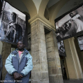 I fotografi posano sotto le loro opere