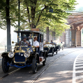 La parata di vetture d’epoca in viale dei Partigiani