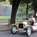 La parata di vetture d’epoca in viale dei Partigiani