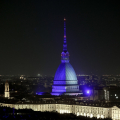 Mole e ponti illuminati per solidarietà a Israele