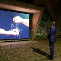 La videoinstallazione Nó na garganta | Knot in the throat dell’artista brasiliano Jonathas de Andrade - progetti speciali di Artissima 2023