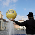 In piazza Castello piovono palline
