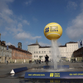 In piazza Castello piovono palline