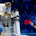 Djokovic protesta per un tocco sul net