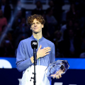 Jannik Sinner ringrazia il pubblico