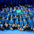 Novak Djokovic  con i raccattapalle delle ATP Finals