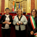 La presidente di G.A.M.I.  Gruppo Anziani Michelin Italia ritira il premio di Graziella Manacorda