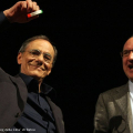 Roberto Vecchioni mostra il bracciale tricolore