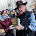 Gunter Denmig posa le Pietre d'Inciampo di Arturo e Lucia Beltrando in Via Garibaldi 31