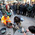 Gunter Denmig posa le Pietre d'Inciampo di Arturo e Lucia Beltrando in Via Garibaldi 31