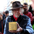 Gunter Denmig posa le Pietre d'Inciampo di Giovanni Battisti alla Galleria San Federico, via Bertola