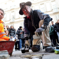 Gunter Denmig posa le Pietre d'Inciampo di Arturo e Lucia Beltrando in Via Garibaldi 31