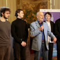 Il professore Luigi Bistagnino con i 4 studenti del corso di design ideatori della fiaccola "Guarini"