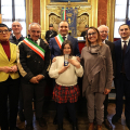 Consegna delle Medaglie d'Onore: Barral Ugo, riceve la nipote Sonia accompagnata dal Sindaco di Roure