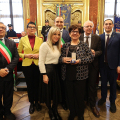 Consegna delle Medaglie d'Onore: Bozzello Giacomo, riceve la figlia Daniela accompagnata dal Sindaco di Castellamonte