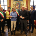 Consegna delle Medaglie d'Onore: Frasca Pozzo Lorenzo, riceve il figlio Giovanni accompagnato dal Sindaco di Castellamonte