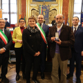 Consegna delle Medaglie d'Onore: Maddio Rocco Lorenzo Bernardo, riceve il nipote Fulvio accompagnato dal Sindaco di Castellamonte