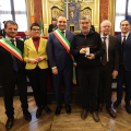 Consegna delle Medaglie d'Onore: Bocca Oreste, riceve il figlio Roberto accompagnato dal Sindaco di Pinerolo