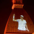 Torino omaggia Sinner. L’immagine del campione sulla Mole Antonelliana