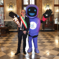 L'Assessore allo Sport e Grandi Eventi Domenico Carretta con la fiaccola Guarini e TO Tag