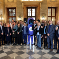 Foto di gruppo in sala Marmi con To Tag, mascotte delle Universiadi 2025