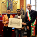 La consegna di una copia della Costituzione Italiana e, in ricordo della giornata, una stampa storica della città ed una spilla con il simbolo della Città di Torino