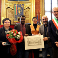 La consegna di una copia della Costituzione Italiana e, in ricordo della giornata, una stampa storica della città ed una spilla con il simbolo della Città di Torino