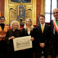 La consegna di una copia della Costituzione Italiana e, in ricordo della giornata, una stampa storica della città ed una spilla con il simbolo della Città di Torino