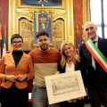 La consegna di una copia della Costituzione Italiana e, in ricordo della giornata, una stampa storica della città ed una spilla con il simbolo della Città di Torino