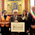 La consegna di una copia della Costituzione Italiana e, in ricordo della giornata, una stampa storica della città ed una spilla con il simbolo della Città di Torino