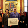 La consegna di una copia della Costituzione Italiana e, in ricordo della giornata, una stampa storica della città ed una spilla con il simbolo della Città di Torino