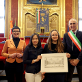 La consegna di una copia della Costituzione Italiana e, in ricordo della giornata, una stampa storica della città ed una spilla con il simbolo della Città di Torino
