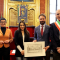 La consegna di una copia della Costituzione Italiana e, in ricordo della giornata, una stampa storica della città ed una spilla con il simbolo della Città di Torino