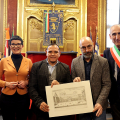 La consegna di una copia della Costituzione Italiana e, in ricordo della giornata, una stampa storica della città ed una spilla con il simbolo della Città di Torino