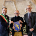 Il Sindaco Lo Russo e l'Assessore Tresso consegnano il gagliardetto al torinese Roberto Nada in partenza per la traversata dell'Artico