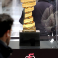 A Torino è scattato il countdown per la Grande Partenza del Giro d’Italia; il Trofeo Senza Fine esposto in Galleria San Federico