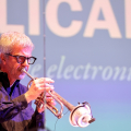 La performance di Giorgio Li  Calzi alla presentazione del Salone Off