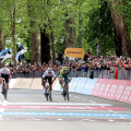 La volata finale tra Jhonatan Narvaez, Maximilian Schachmann e Tadej Pogacar