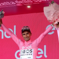 Jhonatan Narvae conquista la prima Maglia Rosa