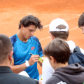 Luciano Darderi firma autografi ai fan di Torino