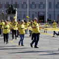 Una bicicletta umana in piazza Castello ha dato il via alla festa per il Tour de France