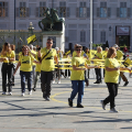 Una bicicletta umana in piazza Castello ha dato il via alla festa per il Tour de France